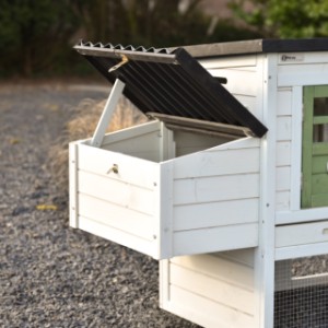 Dach gniazda lęgowego pozostaje łatwo otwarte dzięki podpórce