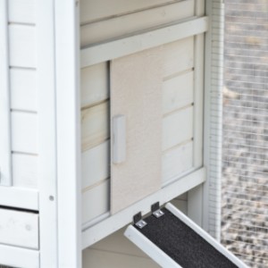 Drzwiczki schronienia nocnego można przesuwać w lewo i w prawo