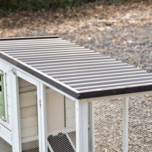 Dach Noah jest wykonany z tworzywa sztucznego