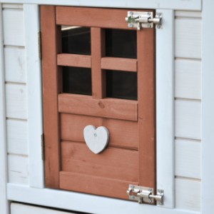 Drzwiczki Noah są ozdobione uroczym serduszkiem, które naprawdę dopełnia wygląd klatki