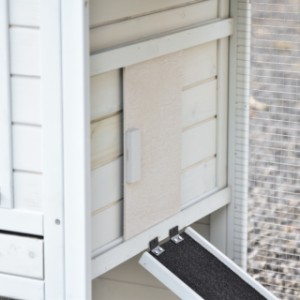 Drzwiczki schronienia nocnego można przesuwać w lewo i w prawo