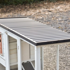 Dach Noah jest wykonany z tworzywa sztucznego