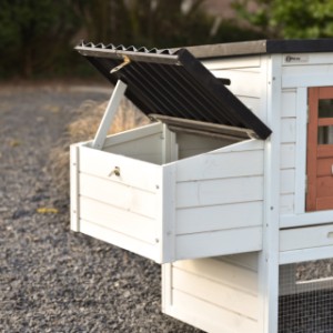 Dach gniazda lęgowego pozostaje łatwo otwarte dzięki podpórce