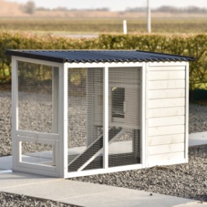 Spójrz na tył klatki dla królika Noah