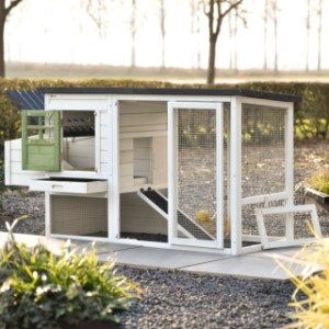 Kurnik Noah ma praktyczne drzwiczki i klapy