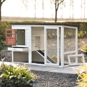 Klatka dla królika Noah ma praktyczne drzwiczki i klapy