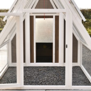 Aluminiową klapkę można łatwo otwierać i zamykać za pomocą sznurka