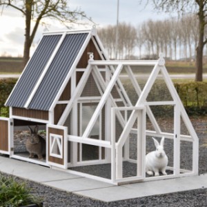 Klatka dla królików Pip ma praktyczne drzwiczki ułatwiające pielęgnację