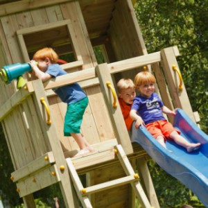 Sprzęt do zabawy Beach Hut jest wyposażony w zjeżdżalnię