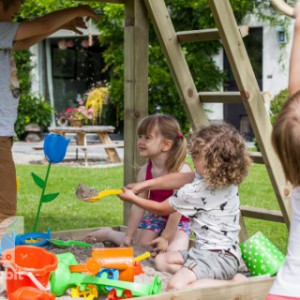 Plac zabaw Pagoda niski oferuje przestrzeń do stworzenia piaskownicy