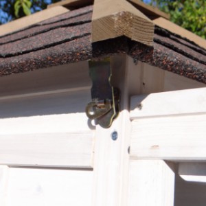 Dach kurnika Ambiance Small jest pokryte papą dachową