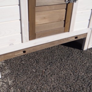 Kurnik Ambiance Small jest wyposażony w praktyczną wysuwaną szufladę