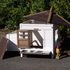 Kurnik Ambiance Small ma wiele otworów