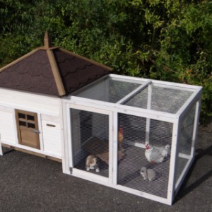 Wybieg kurnika Ambiance Large jest wyposażony w siatkowy dach