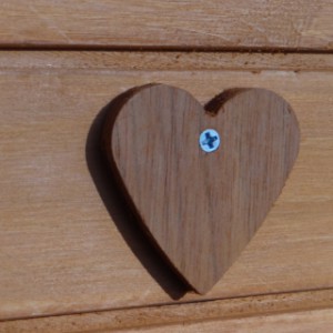 Królik domek Holiday Small jest wyposażony w drewniane serce