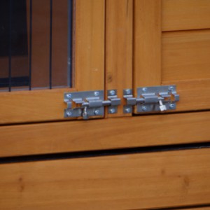 Drzwi budki dla królików Holiday Small wyposażone są w podwójne zamki drzwiowe