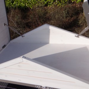 Klatka dla królików Excellent Medium posiada praktyczną przestrzeń do przechowywania