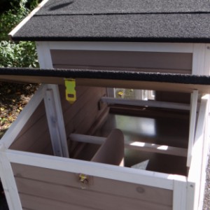 Gniazdo kurnika Leah jest wyposażone w dach na zawiasach