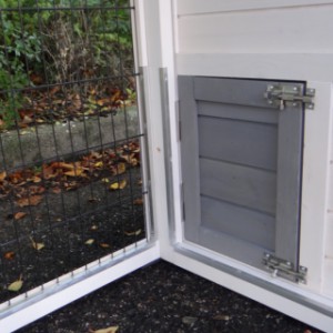 Klatka dla królików Double Small posiada zamykaną budkę nocną