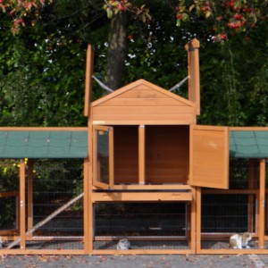 Budka dla królików Prestige Medium jest wyposażona w dach na zawiasach