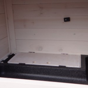 Klatka dla królików Regular Small ma składany daszek/półeczkę nad otworem schodków