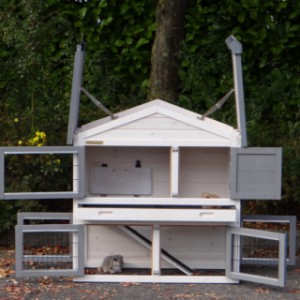 Budka dla królika Regular Small posiada dach na zawiasach