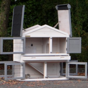 Kojec dla królików Regular Small ma przestronne drzwi