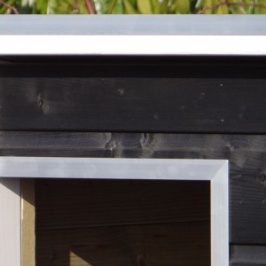 W dachu i otworze klatki drewnianej Ferro zastosowano listwy aluminiowe