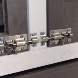 Klatka Prestige Small jest wyposażona w podwójne zamki przesuwne