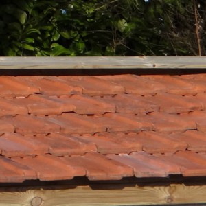 Stare, używane dachówki dostępne są w kolorze pomarańczowym